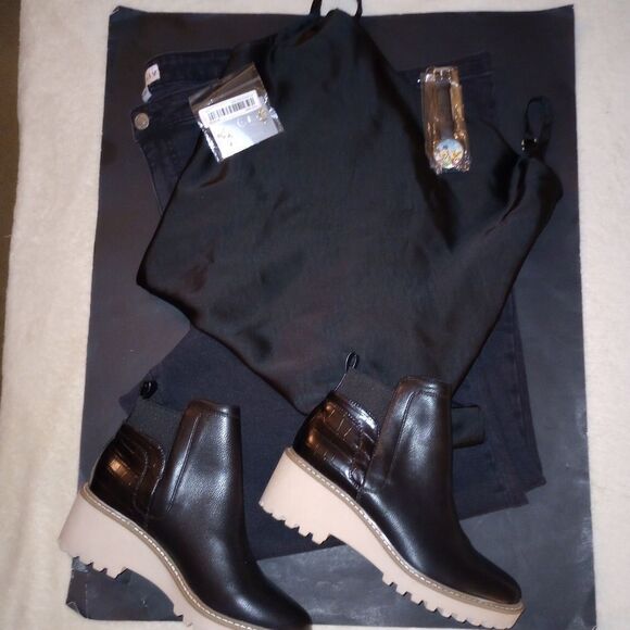 Dolce Vita Rango Lug Heel Ankle Booties - Picture 1 of 6
